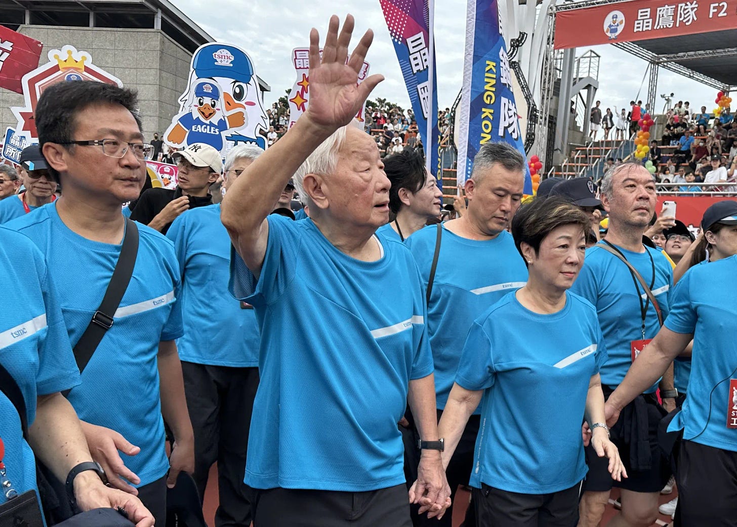 Morris Chang waves while attending TSMC’s annual sports day in Hsinchu on Oct. 26.