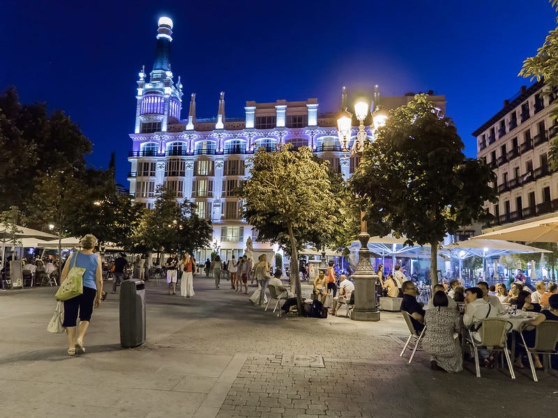 People enjoying an evening on the terraces of Plaza Santa Ana in Madrid | Photo by Edgardo W. Olivera
