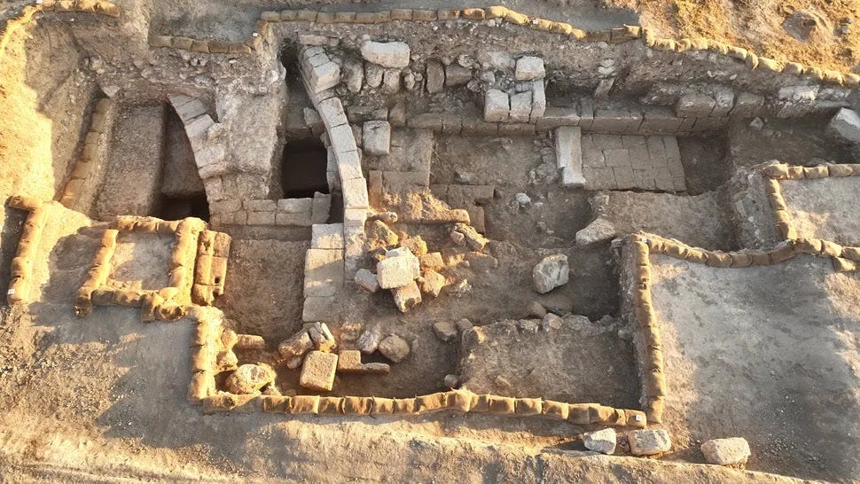 Paredes vermelho-sangue do anfiteatro romano descobertas perto de Megido em Israel. Paredes vermelho-sangue do anfiteatro romano descobertas perto de Megido em Israel.