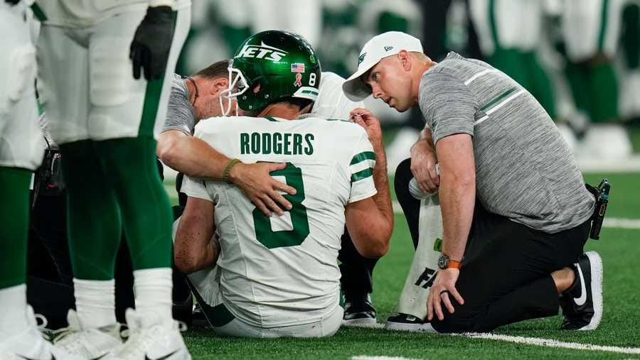 Aaron Rodgers leaves Jets debut early with injury