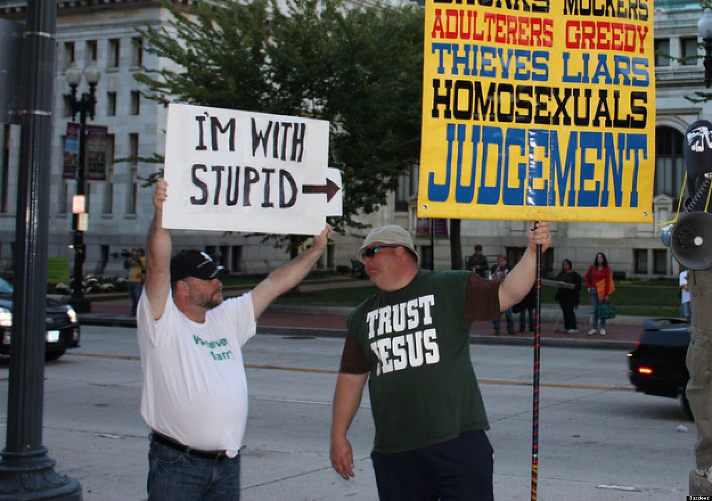 The Best 'I'm With Stupid' Sign Ever (PICTURE) | HuffPost