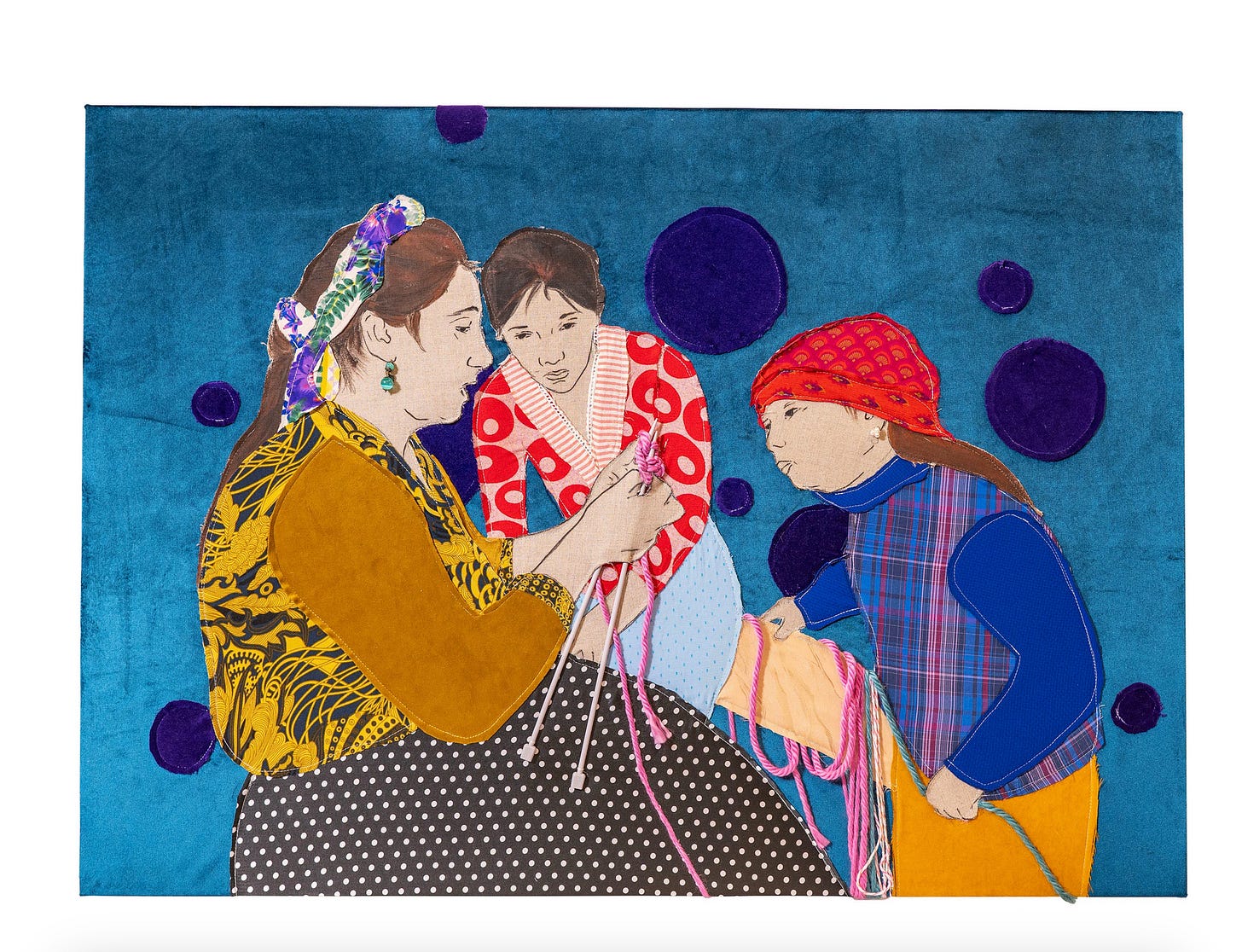 Quadro in tessuto e acrilico dell’artista polacca di etnia rom Małgorzata Mirga-Tas: rappresenta tre donne, una adulta che tesse della lana all’uncinetto, e due più giovani che la osservano con attenzione. Le tre donne indossano abiti dalle decorazioni geometriche colorate e alcuni inserti nel quadro sono reali, come gli orecchini di perla della donna, l’uncinetto e i fili che tiene tra le mani. Quadro in tessuto e acrilico dell’artista polacca di etnia rom Małgorzata Mirga-Tas: rappresenta tre donne, una adulta che tesse della lana all’uncinetto, e due più giovani che la osservano con attenzione. Le tre donne indossano abiti dalle decorazioni geometriche colorate e alcuni inserti nel quadro sono reali, come gli orecchini di perla della donna, l’uncinetto e i fili che tiene tra le mani.
