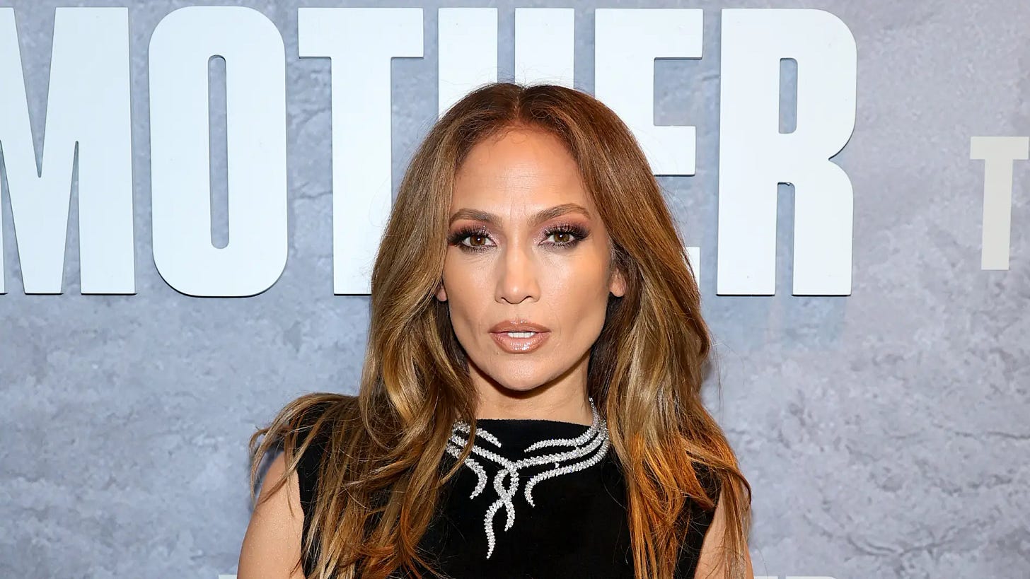 Las impactantes fotos de Jennifer Lopez en tanga tomando el sol a los 54  años