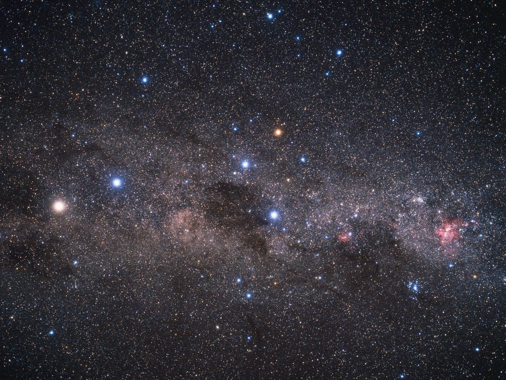 céu estrelado, com a constelação do cruzeiro do sul ao centro