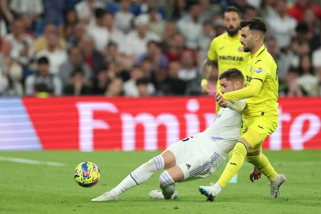 Real Madrid star Federico Valverde punches Villarreal's Alex Baena after  Bernabeu clash - The Athletic