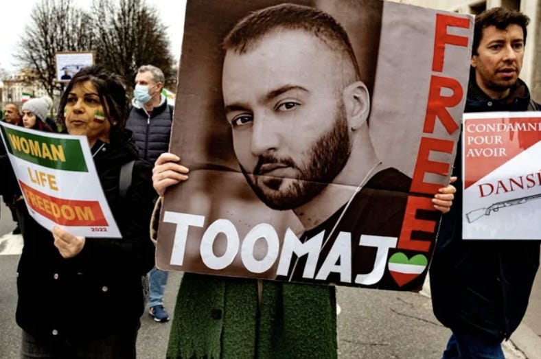Iranilaiset pakolaiset kautta Euroopan ovat osoittaneet mieltä Toomajin puolesta, josta kansainvälinen yhteisö ja lehdistö on hiljentynyt.