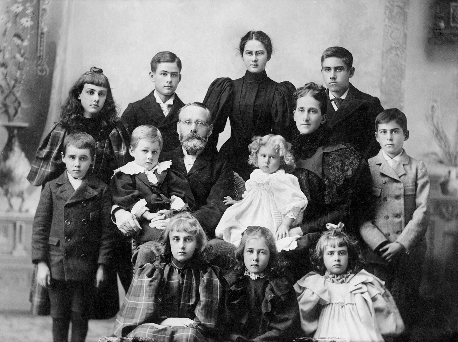 victorian family life | Large family photos, Large family photography ...