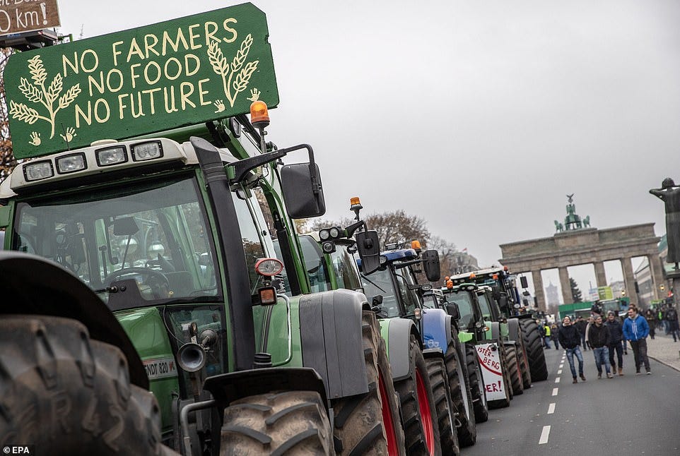 10,000 farmers descend upon Berlin | Daily Mail Online