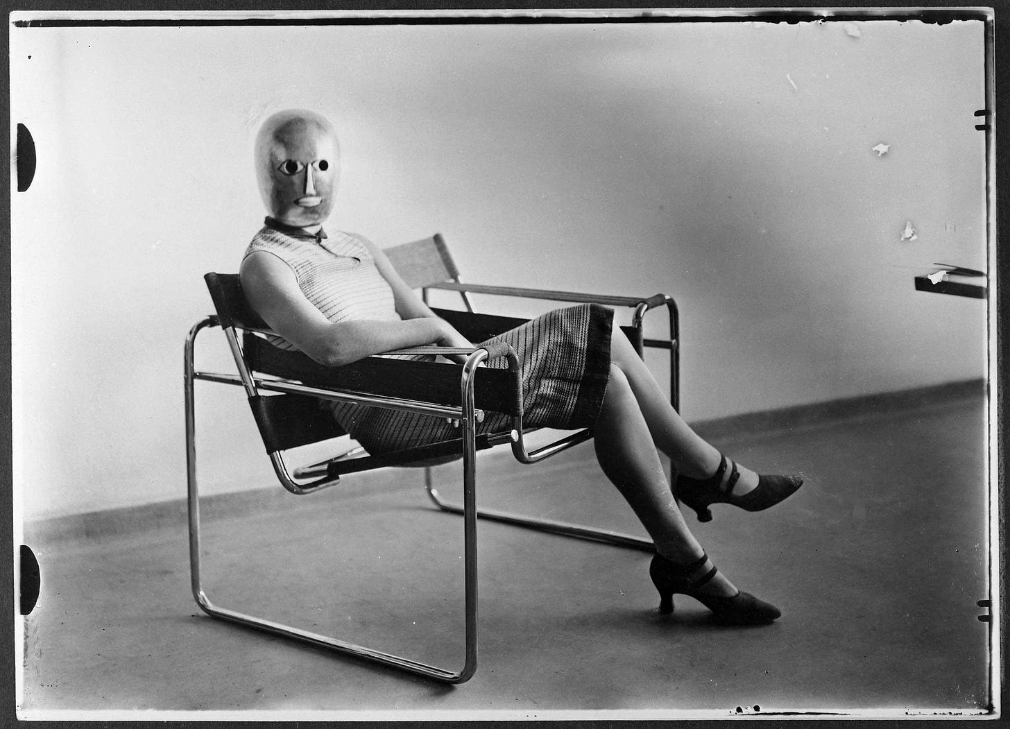 Inconnue au masque dans un fauteuil Wassily de Marcel Breuer (1926) © Archive Bauhaus