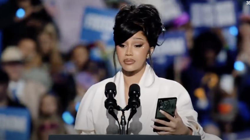 Cardi B discursa em comício de Kamala e ataca Trump