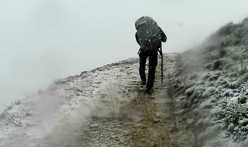 Subiendo por la ruta de hospitales con niebla y nieve