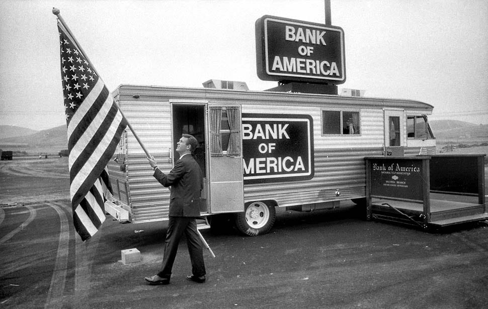 Bank of America goes mobile, literally. A picture from 1967, this vehicle  came complete with a bolted-to-the-floor safe and 3 tellers. Why isn't this  in use today? [970x615] : r/HistoryPorn