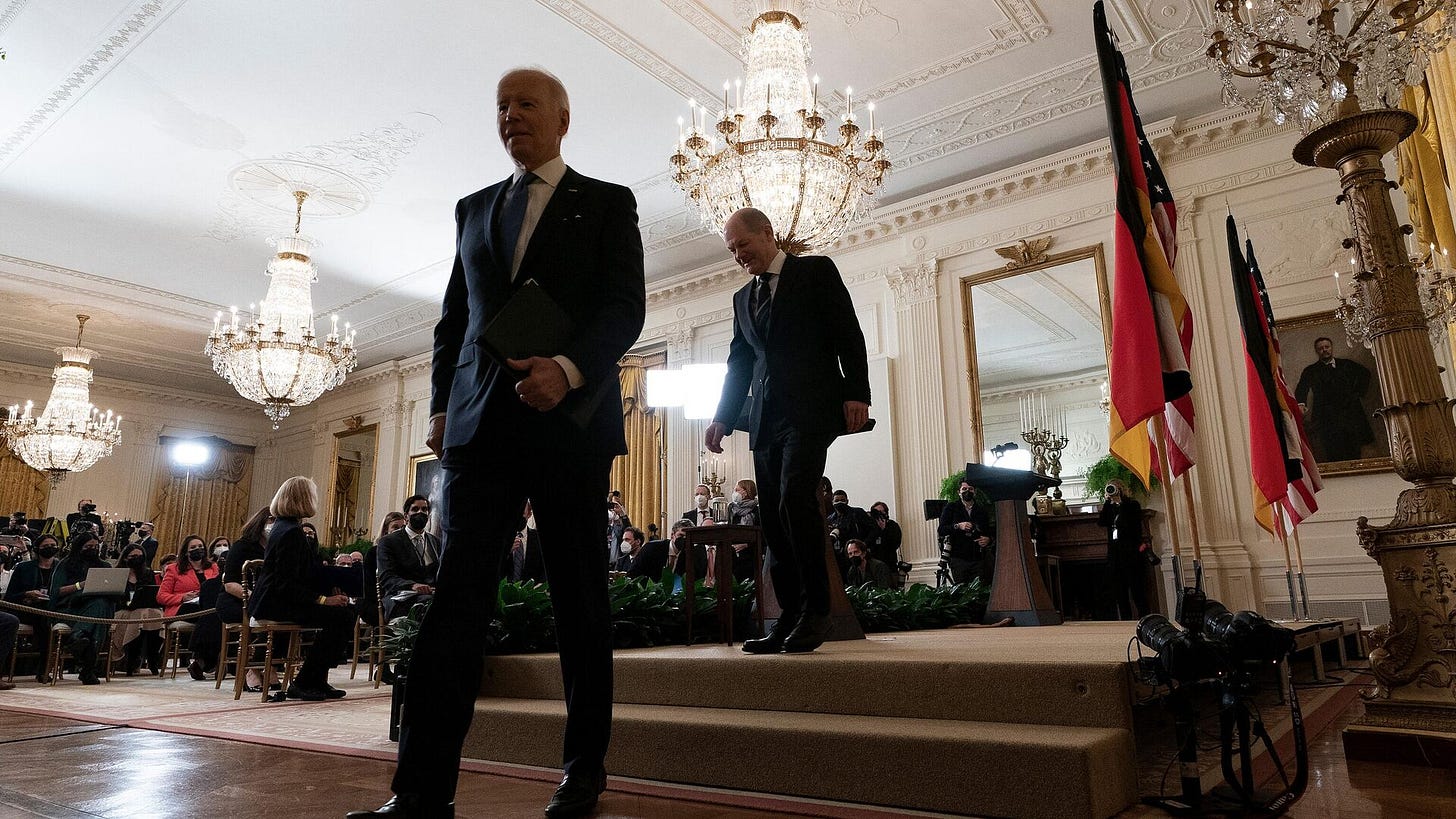 US President Joe Biden (L) and German Chancellor Olaf Scholz depart following a press conference in the East Room of the White House in Washington, DC, on February 7, 2022.  - Sputnik International, 1920, 10.04.2023