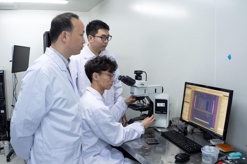 Researchers from Shanghai-based Fudan University, who have developed a picosecond-level flash memory device, work in their lab. [Photo by Gao Erqiang/chinadaily.com.cn]