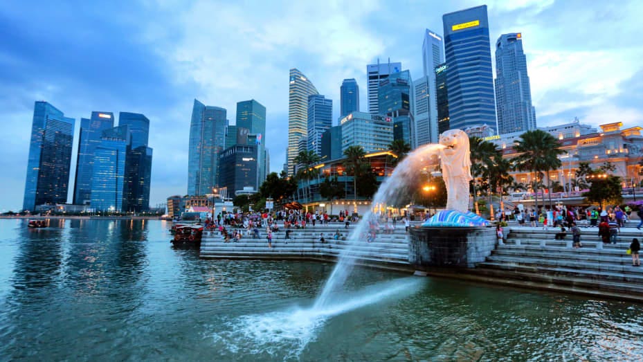 The Singapore River and Merlion Park in the evening