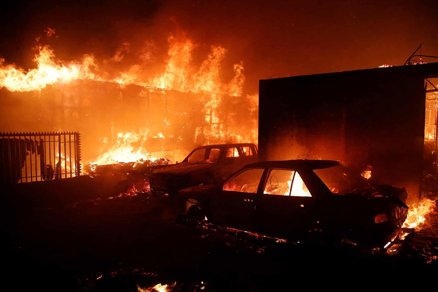 Vehicles and homes ablaze in Viña del Mar Photograph: Javier Torres