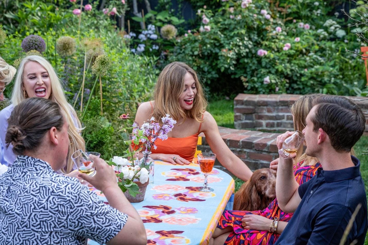 A group of people sitting at a table with drinks

Description automatically generated with medium confidence