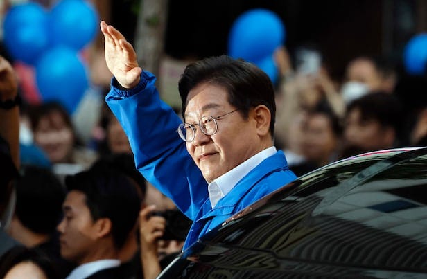 Lee Jae-myung, the Democratic Party of Korea’s presidential candidate, campaigns on the car-free street of M Park in Geoje Gyeongsangnam-do, on the afternoon of May 14. /Nam Kang-ho