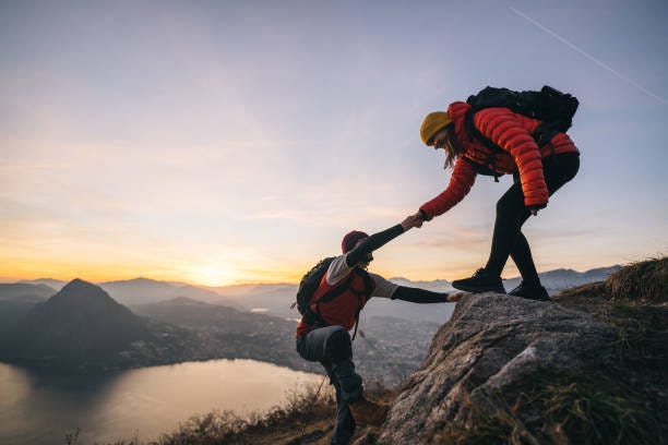 23 200+ Aider à Grimper Photos, taleaux et images libre de droits - iStock  | Donner un coup de main, Courte échelle