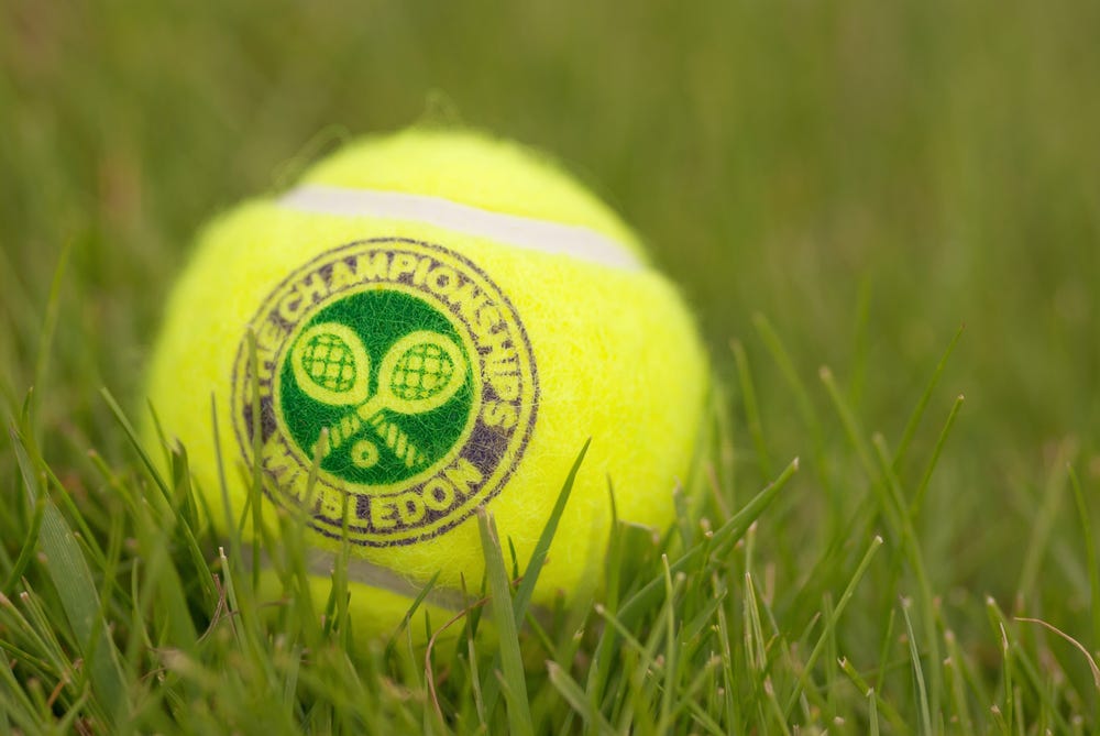 a tennis ball bearing the logo of Wimbledon, as part of an article on how to bet Wimbledon and other major tennis tournaments