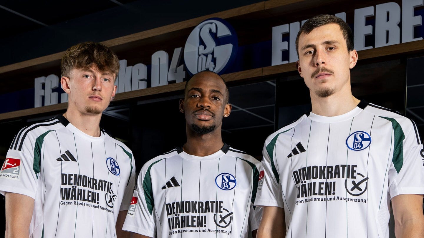 Demokratie wählen! FC Schalke 04 läuft mit Sonder-Brustflock auf