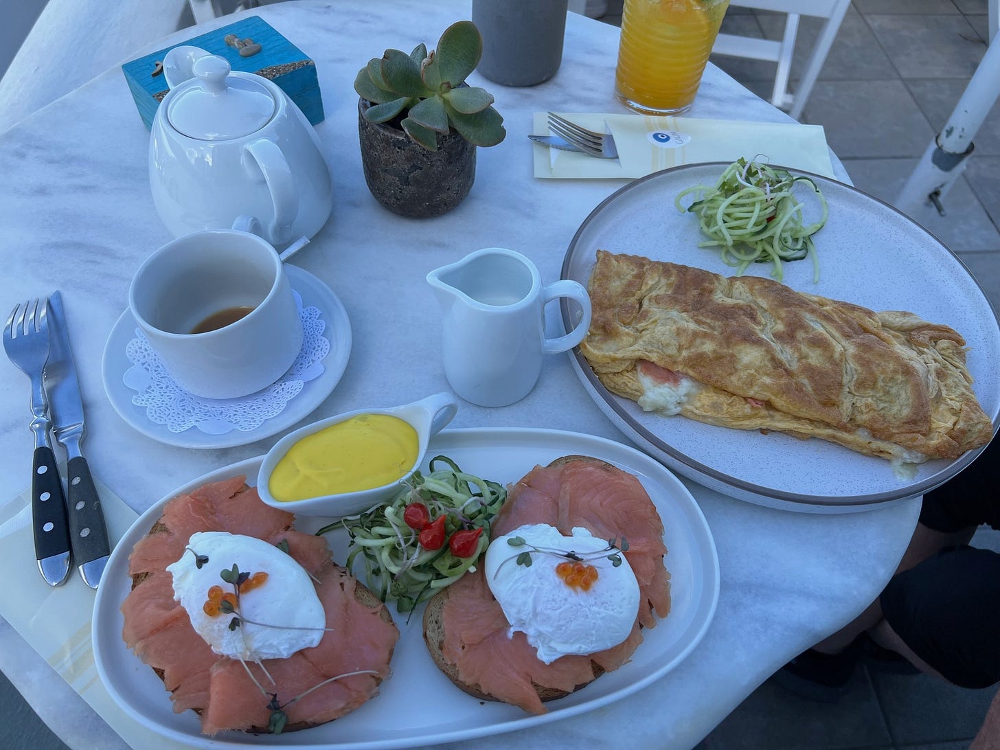 Lunch at the Galini Cafe Santorini (Marie Powell photo)