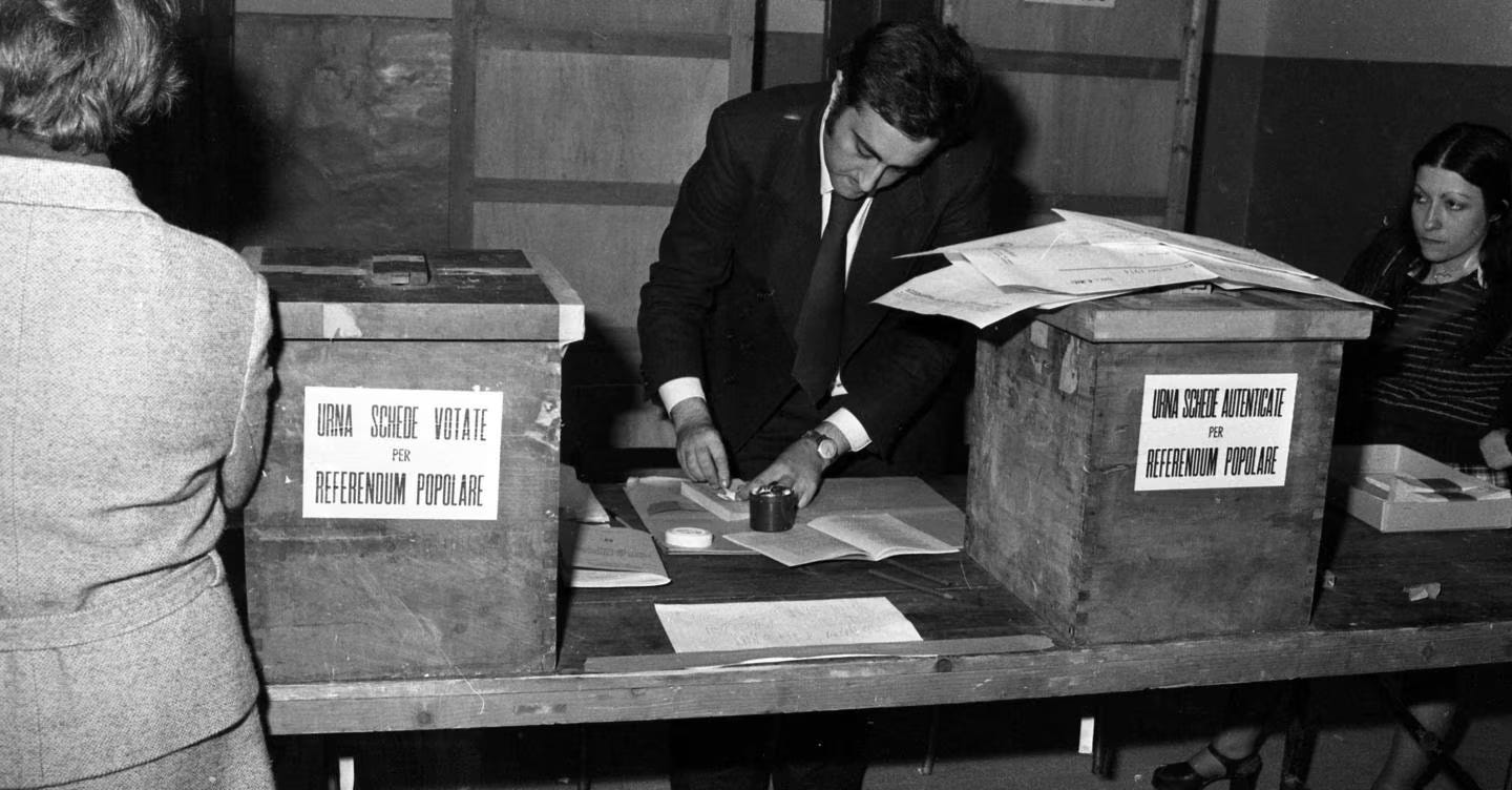 Fotografia in bianco e nero del referendum abrogativo sul divorzio del 1974 in Italia: cittadini in fila ai seggi per decidere se mantenere la legge sul divorzio. Un momento cruciale in cui le scelte di una generazione hanno inciso sulle libertà civili delle generazioni future. Fotografia in bianco e nero del referendum abrogativo sul divorzio del 1974 in Italia: cittadini in fila ai seggi per decidere se mantenere la legge sul divorzio. Un momento cruciale in cui le scelte di una generazione hanno inciso sulle libertà civili delle generazioni future.
