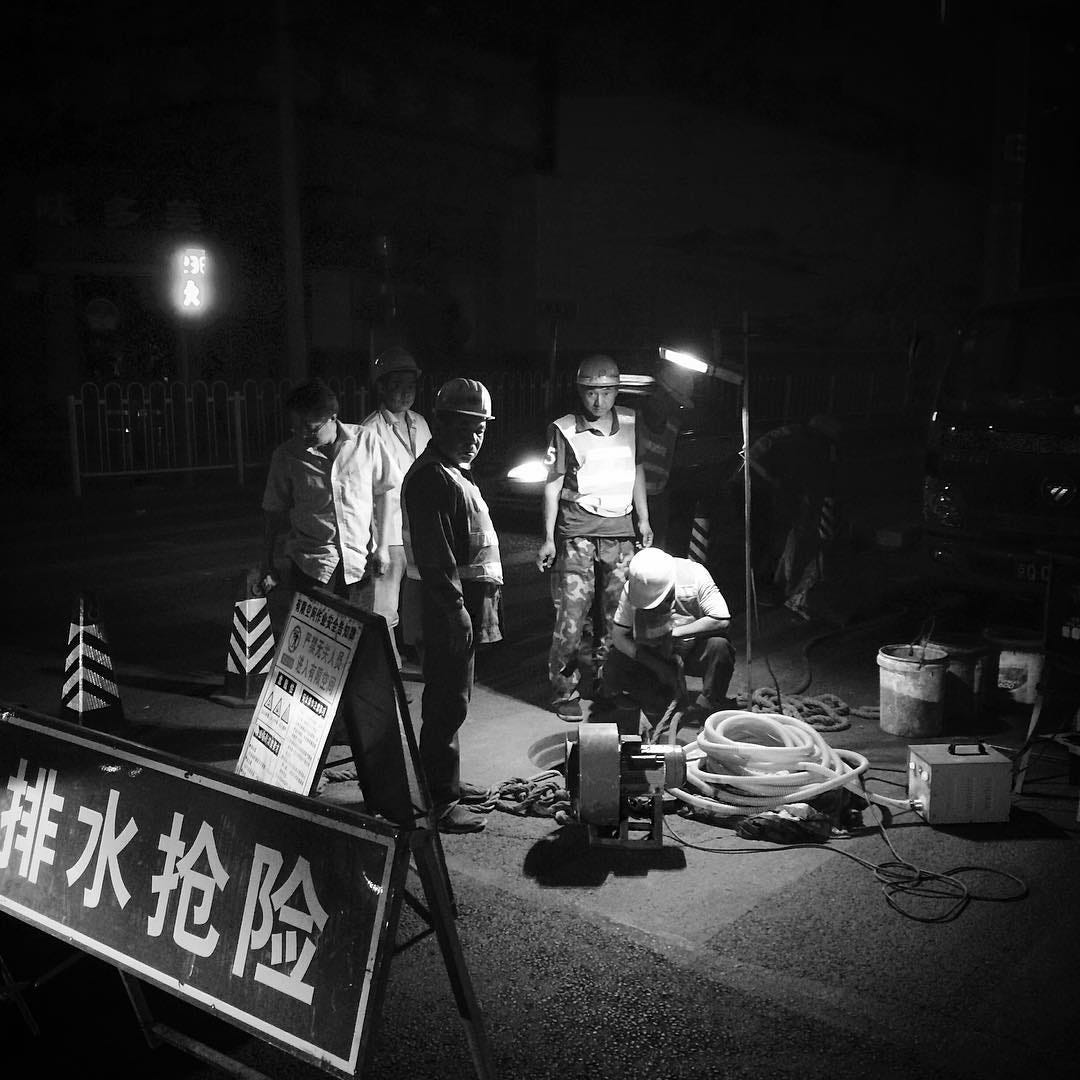 Beijing drainage system maintenance team working at night.