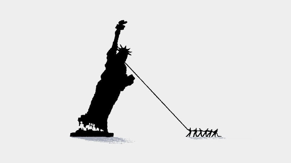 Illustrazione di persone che strappano la Statua della Libertà da terra tirandola al collo con una corda.