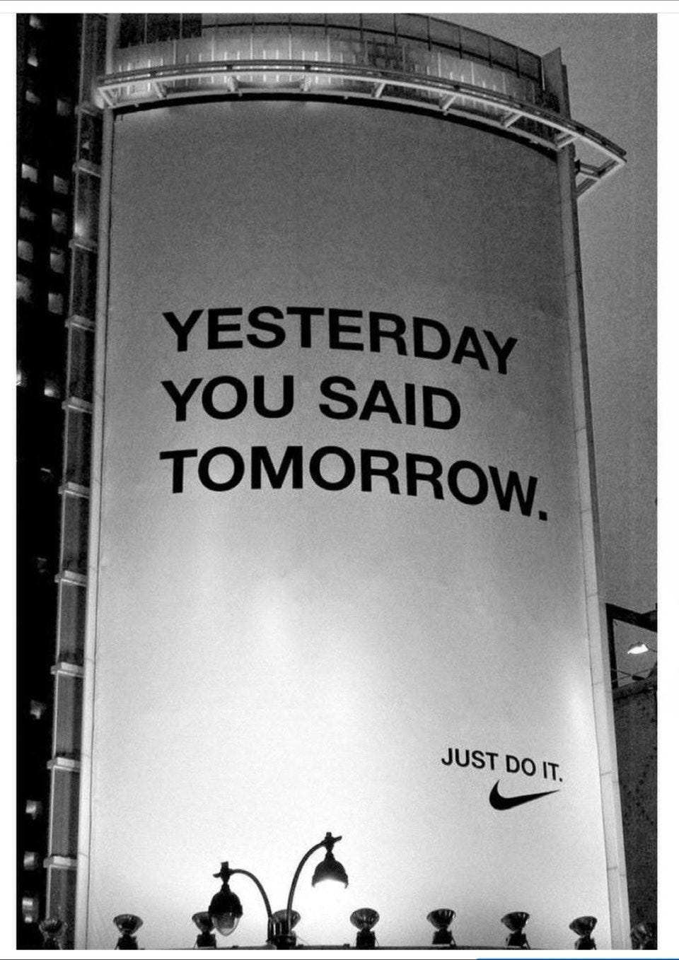 Cartel publicitario de Nike: Yesterday you said tomorrow, just do it