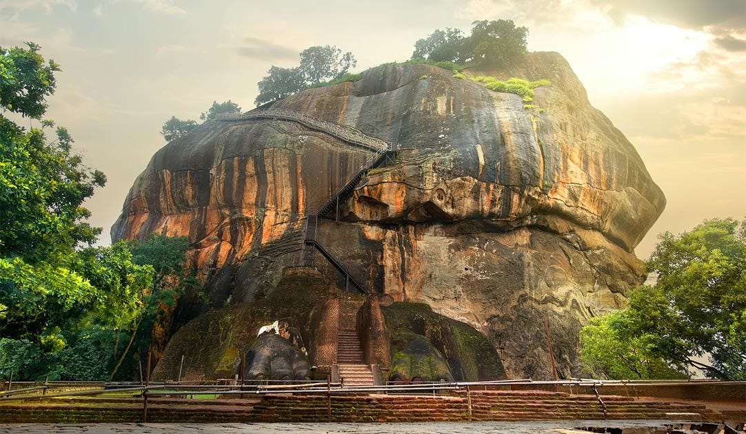 Pájaro volando sobre Sigiriya / Lion Rock en Sri Lanka. Fuente: Givaga / Adobe stock