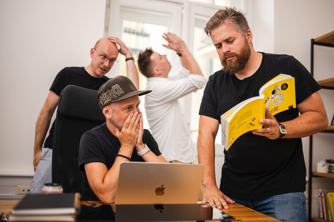Obrázek lidí při navrhování, aby bylo vidět, že je kurz praktický