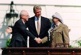 File:Bill Clinton, Yitzhak Rabin, Yasser Arafat at the White House  1993-09-13.jpg - Wikimedia Commons