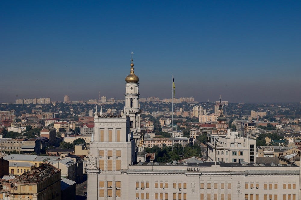 Возможно, это изображение памятник и небоскреб