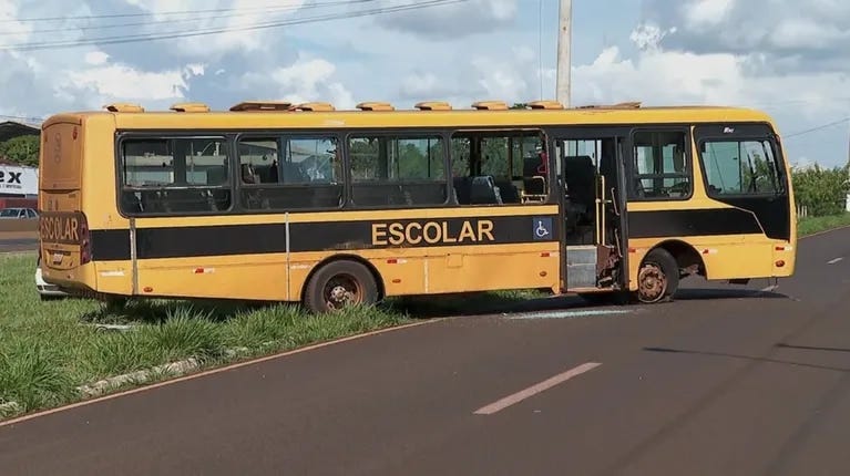 The bus driver died of a heart attack in Brazil and a student managed to stop the vehicle.  (Photo: courtesy g1).