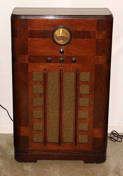 File:Vintage Philco Console Radio, Model 38-9K, Broadcast & Short Wave Bands, 6 Tubes, Made In USA, Circa 1937 - 1938 (19939175400).jpg
