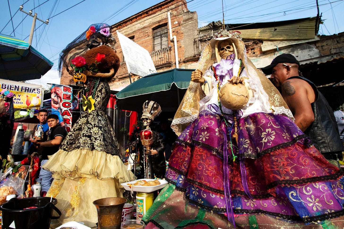 Beer and jo*nts and warm people: Santa Muerte's mass in the gangsta neighborhood