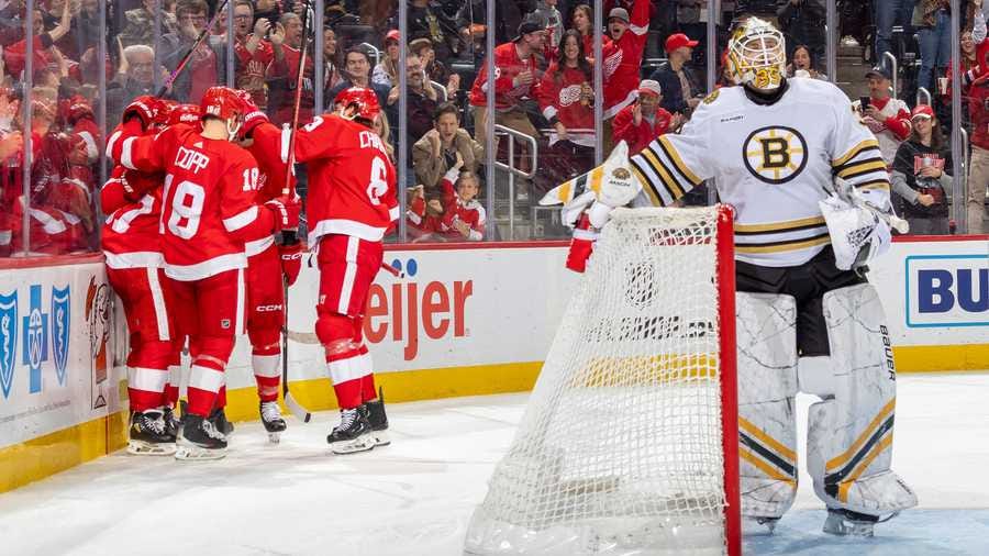 Red Wings score 3 in 3rd period to hand Bruins first non-OT loss