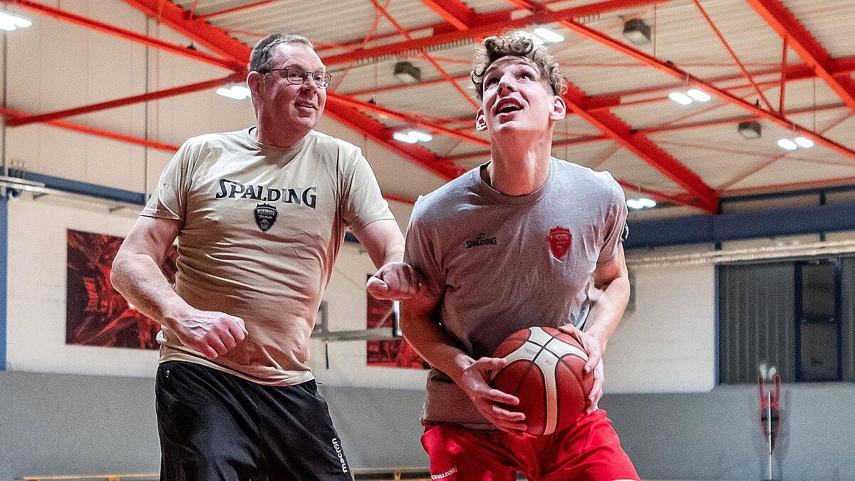 Sein Vater ist Würzburger Basketball-Legende: Wie Hannes Steinbach die  großen Fußstapfen noch größer machen will