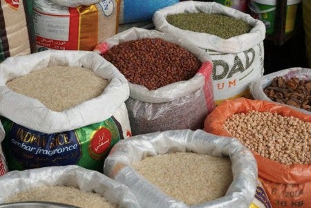 Sacs de riz sur un marché iralien