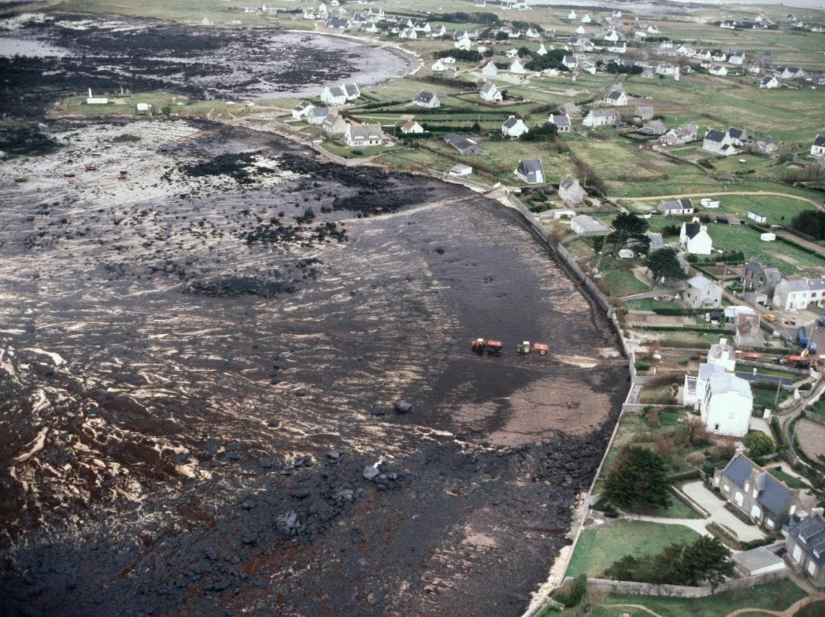 Vue aérienne de la plage de Portsall (Bretagne) souillée par le pétrole déversé par l'Amoco Cadiz en 1978 

