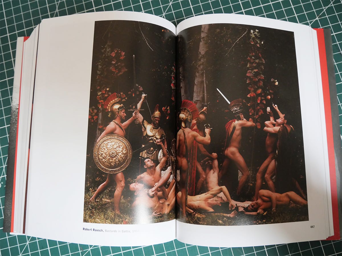 Photo de Robert Rausch de 1994 représentant un groupe d'hommes nus avec des attributs de légionnaires romains et en train de se battre.