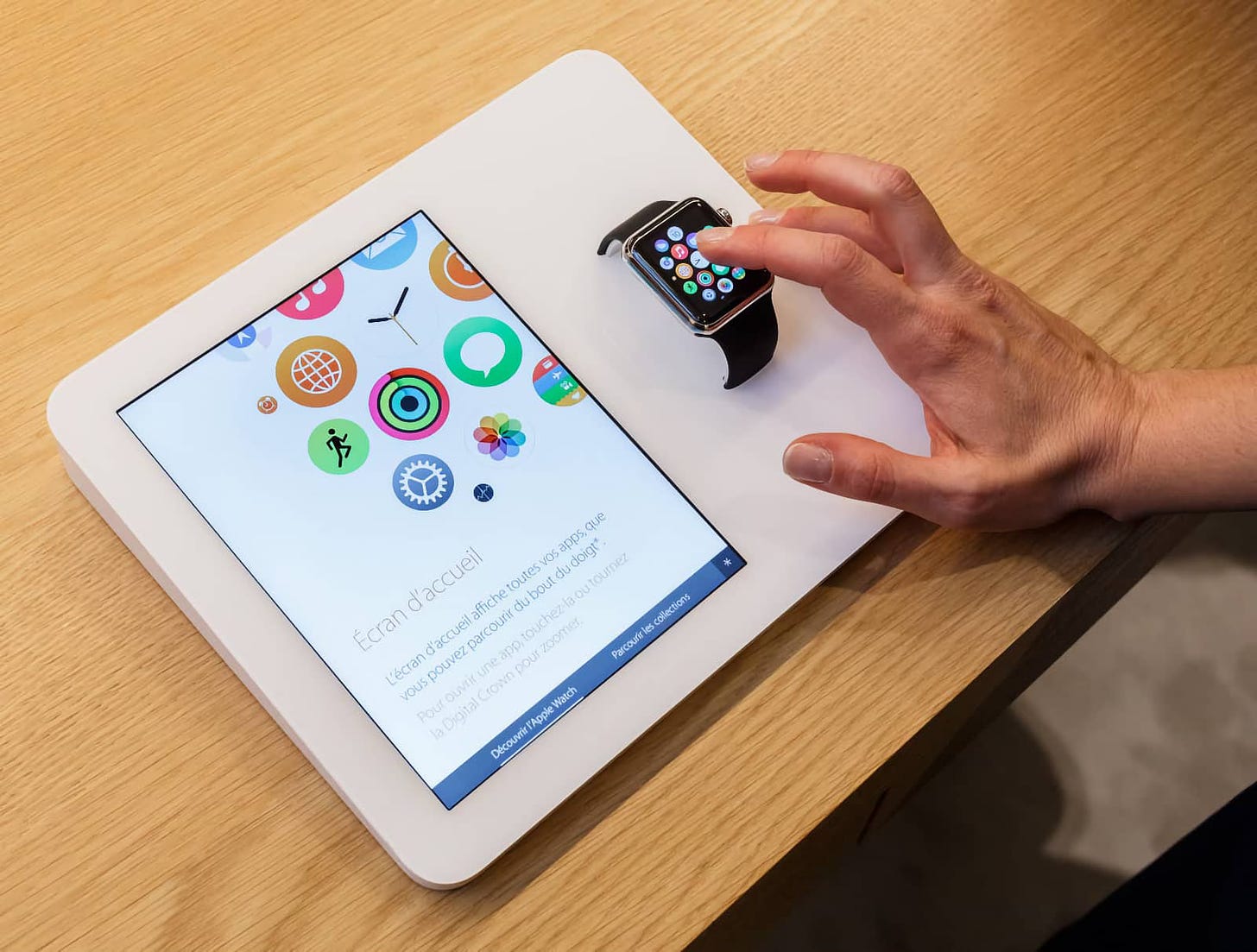 An Apple Watch Demo display at an Apple Watch shop. watchOS features are displayed on the screen of an iPad mini.