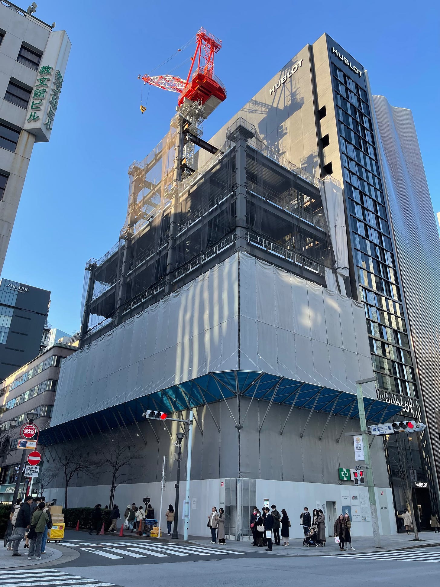 Construction progress at the new Apple Ginza. A large crane sits on the roof. The building is significantly taller than the previous structure.