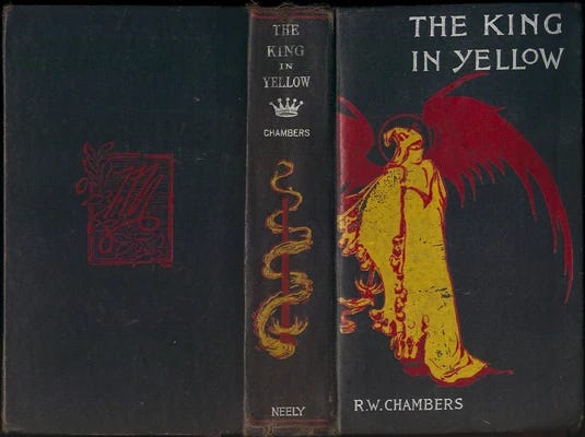 uma foto da capa e contracapa de um livro de couro, "O Rei de Amarelo" de R.W. Chambers. Há uma gravura de um homem sem rosto vestido de amarelo. Há outras formas abstratas em amarelo e vermelho.
