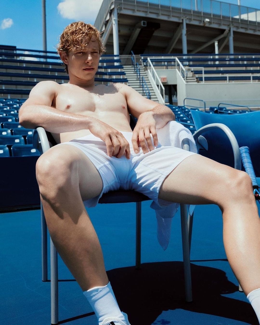 Yakışıklı çıplak defile erkekleri