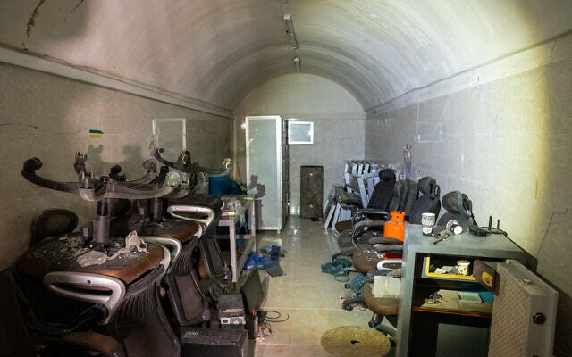Toimistotuoleja säilytetään huoneessa Hamasin tunnelissa UNRWA:n koulun alla Gazan kaupungissa 8. helmikuuta 2024. (Emanuel Fabian/Times of Israel)