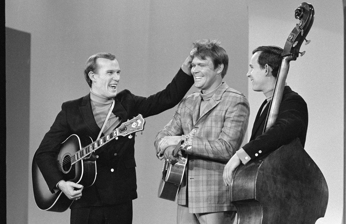 Tom Smothers, left, in 1968, with brother Dick, right, and musician Glen Campbell. (CBS Photo Archive/Getty Images)