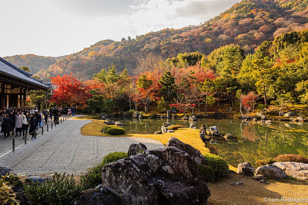Jardines del templo Tenryu-ji con las montañas de Arashiyama al fondo
