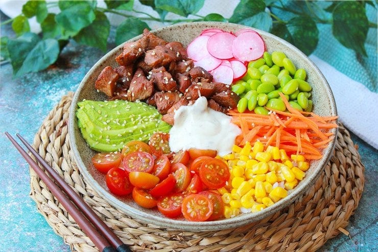 Poke bowl de pollo con verduras